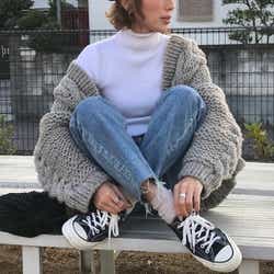モデルプレス - 大人女子はこの冬こう履く!4つのブランド別に見るスニーカーコーデ