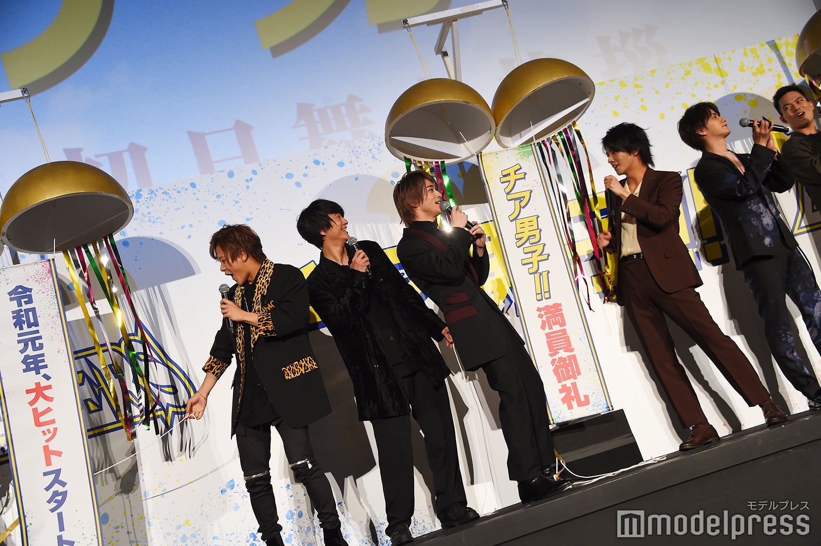 くす玉を割った瞬間（左から）岩谷翔吾、浅香航大、横浜流星、中尾暢樹、瀬戸利樹（C）モデルプレス