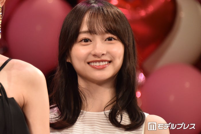 影山優佳、肩出しミニトップスで大人の雰囲気「ギャップにやられた」「ウエストも綺麗」の声