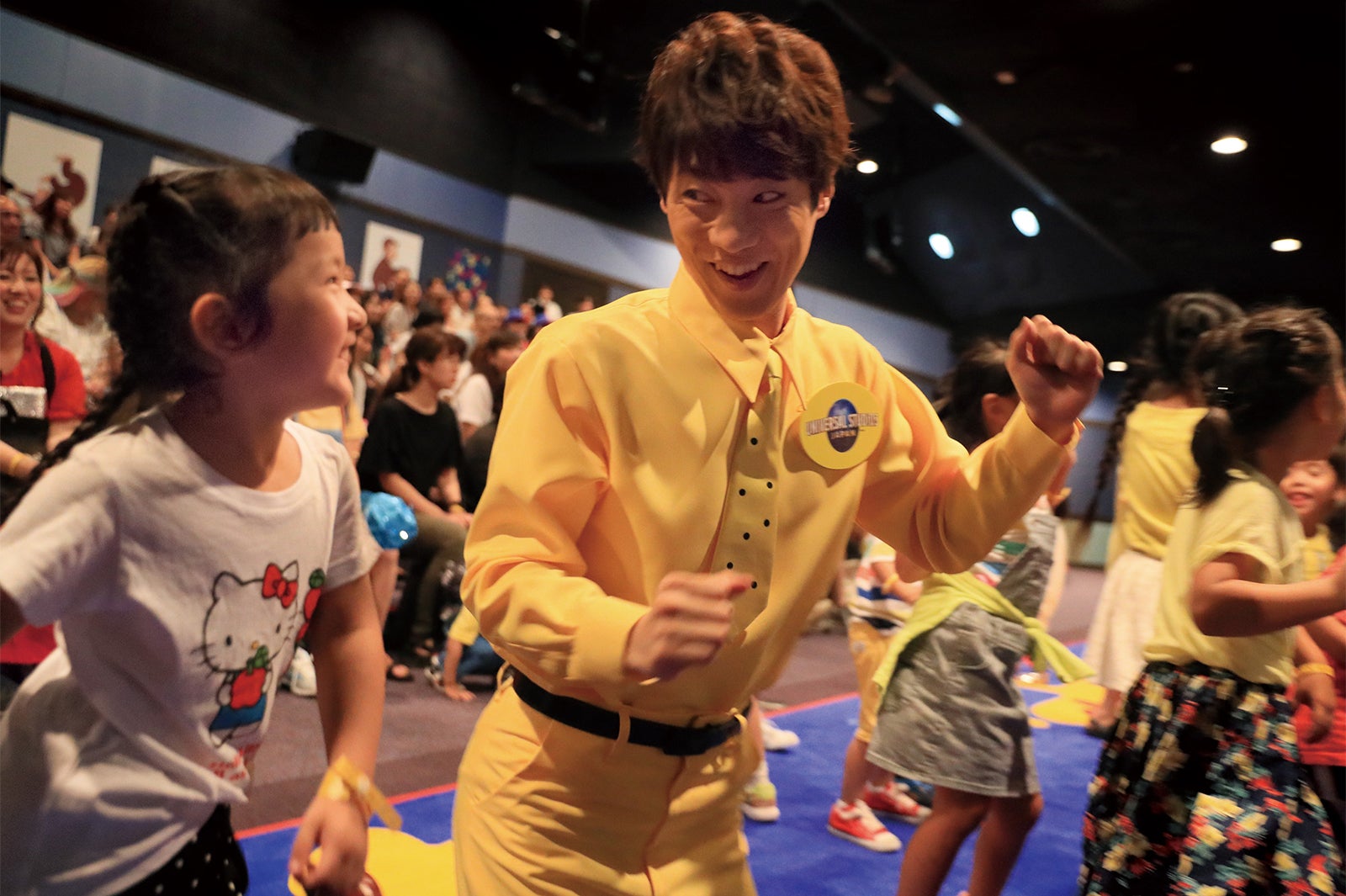 子どもたちと一緒にアトラクションを体験／画像提供：ユー・エス・ジェイ