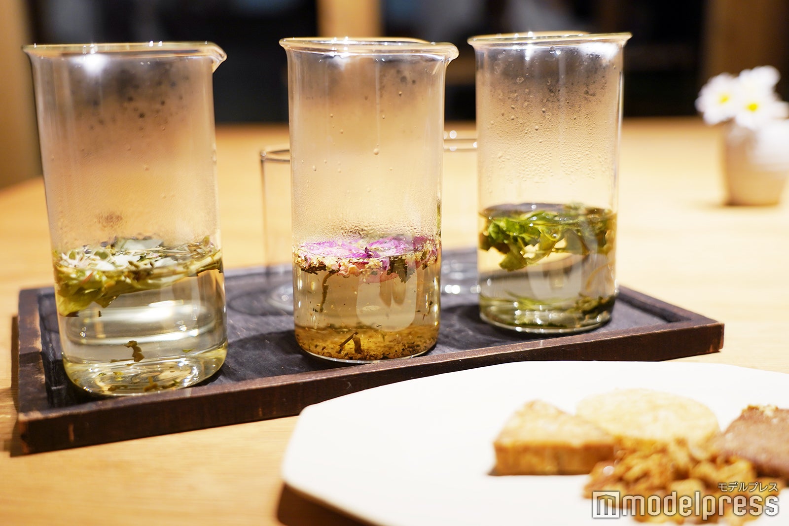 「本草研究所RINNE」の和草茶の3種飲み比べ（ヴィーガンクッキー盛り合わせ付き1,300円）が女性に人気 （C）モデルプレス