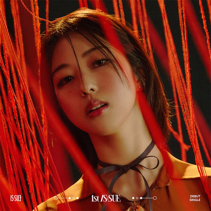 「1st IS:SUE」FC限定ソロジャケット YUUKI盤(C)LAPONE GIRLS