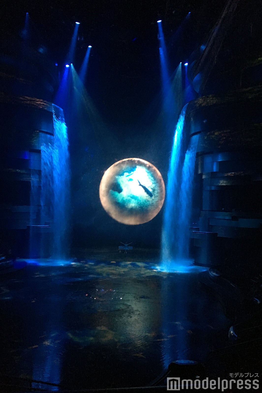 何十メートルもの高さから落ちる水は滝のよう（C）モデルプレス