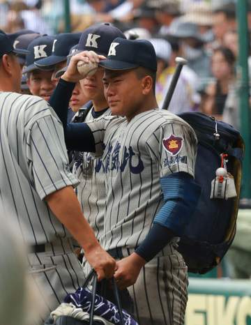 敦賀気比の2年生左腕・辻が涙 146球の熱投実らずタイブレークで散る 十一回途中で中堅守備へ「最後まで投げきれず悔しい」