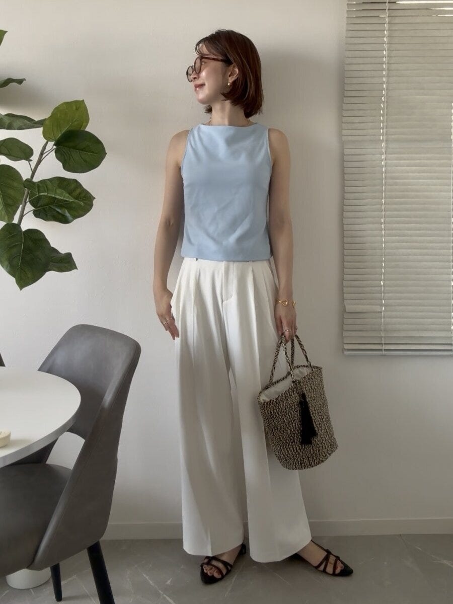 白いパンツに水色のノースリーブトップスを合わせた女性の夏コーデ、かごバッグ 白いパンツに水色のノースリーブトップスを合わせた女性の夏コーデ、かごバッグ