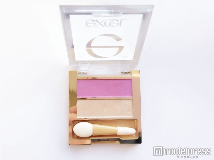 透け感ゴールドとフレッシュピンクの組み合わせが夏っぽい/(C)モデルプレス