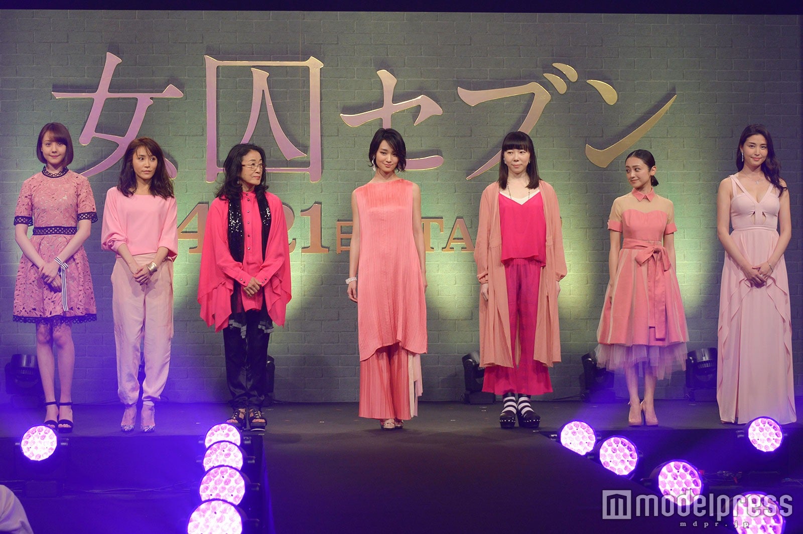 （左から）木野花、トリンドル玲奈、山口紗弥加、剛力彩芽、安達祐実、橋本マナミ、平岩紙、（C）モデルプレス