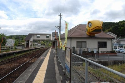 駅舎から亀の頭が飛び出ているJR亀甲駅