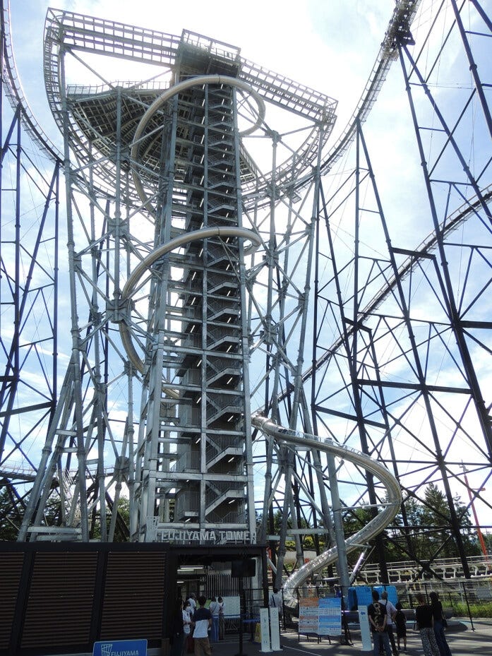 これが「FUJIYAMAタワー」。巻き付くように設置された曲線のコースが「FUJIYAMAタワー」です