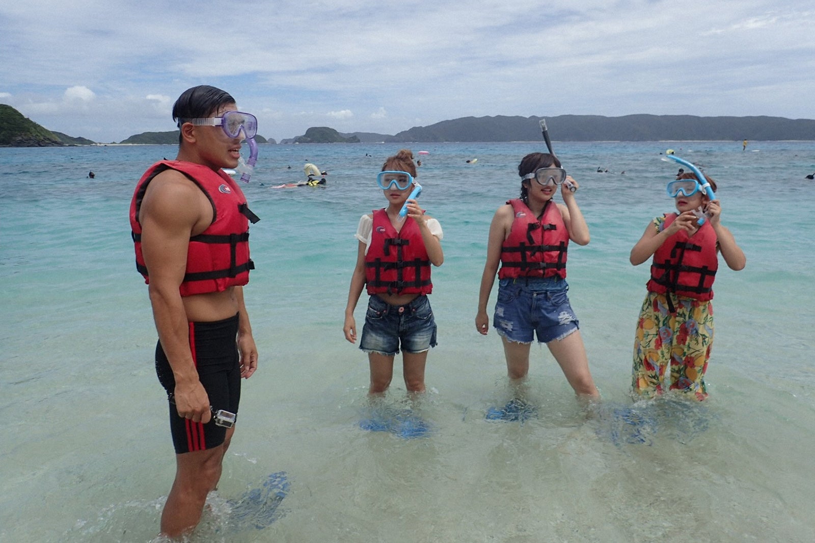 （写真左から）春日俊彰（オードリー）、鈴木奈々、菊地亜美、岡井千聖（℃-ute）（C）TBS