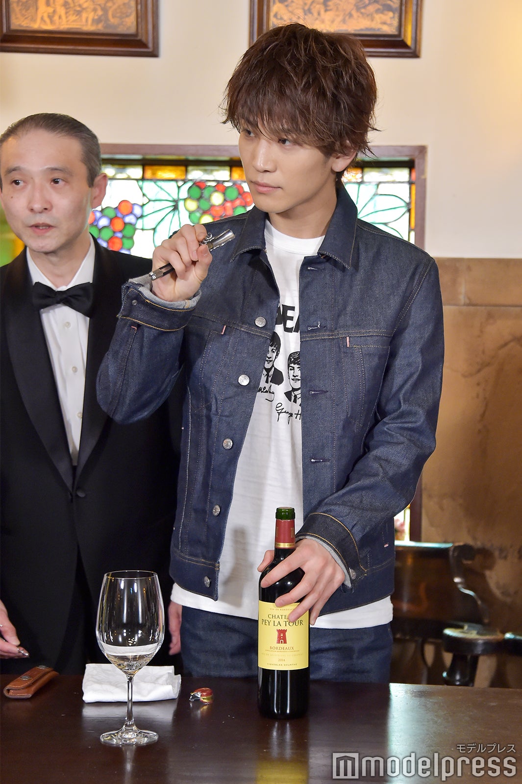 ワインの注ぎ方／岩田剛典「ホテル研修」の様子（C）モデルプレス