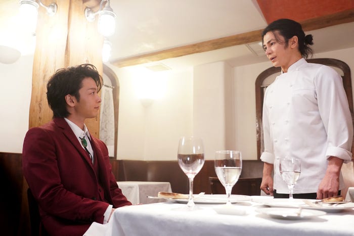 中村倫也、武田真治/「美食探偵 明智五郎」第3話より(C)日本テレビ