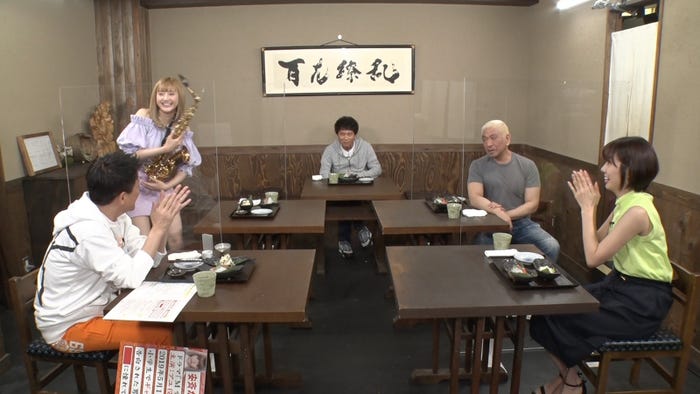 (左から)坂上忍、安斉かれん、浜田雅功、松本人志、山崎夕貴アナウンサー(C)フジテレビ