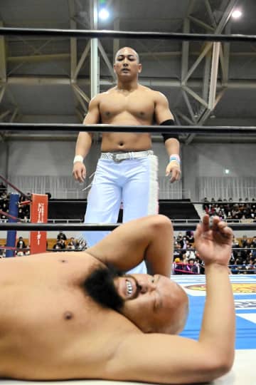 どよめき！海野翔太が丸刈り＆白衣装で復活 衝撃の敗戦バリカンから1 ...