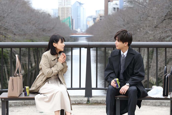 奈緒、岩田剛典「あなたがしてくれなくても」第1話より(C)フジテレビ