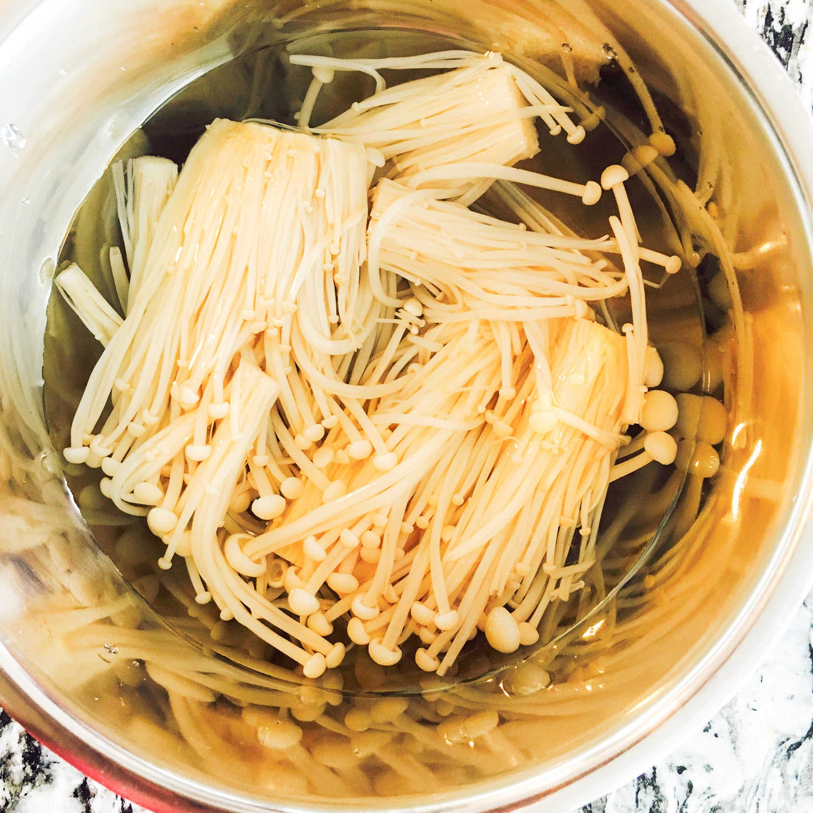 手順5：ザルにあけ、水をいれたボウルで粗熱をとり冷蔵庫で冷やす／画像提供：柏原歩