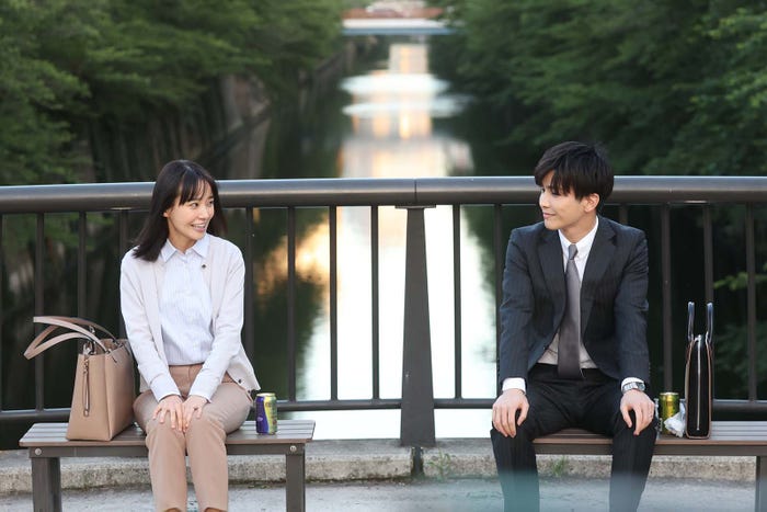 奈緒、岩田剛典「あなたがしてくれなくても」第9話より(C)フジテレビ