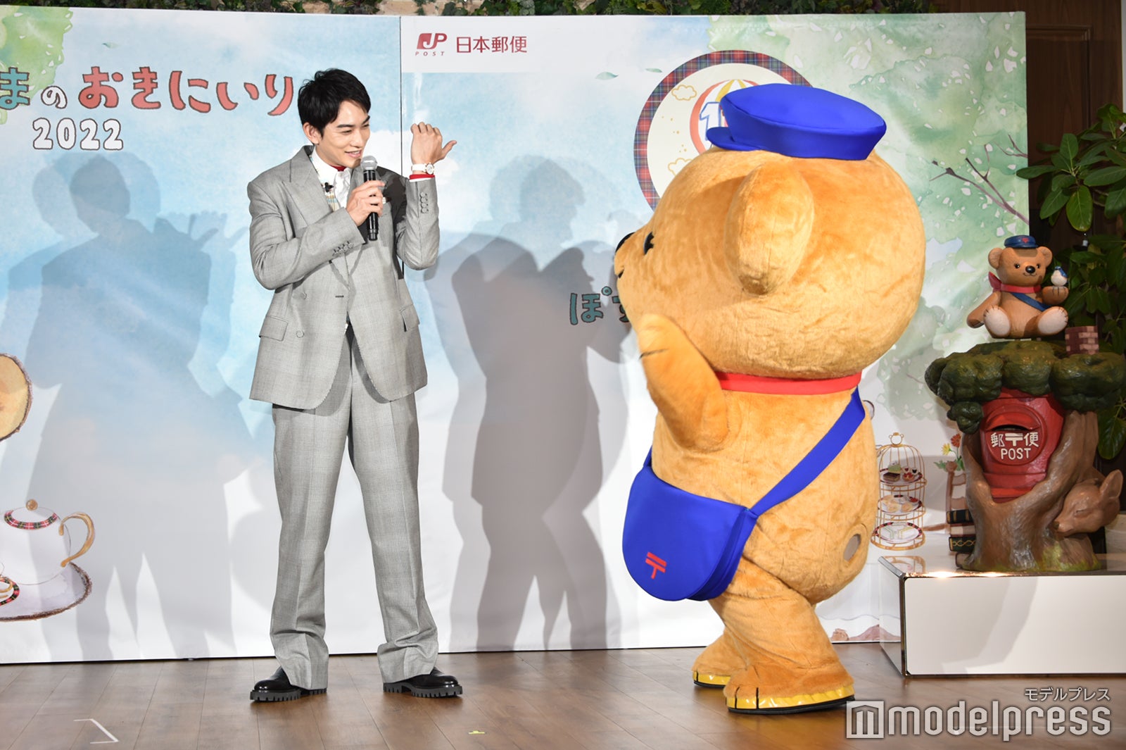 ぽすくまの腕時計をつけてきた町田啓太に喜ぶぽすくま（C）モデルプレス