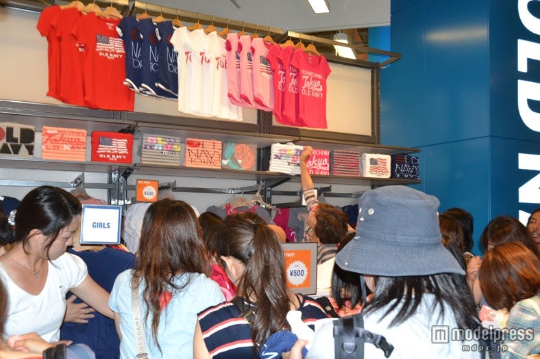 大混雑の店内風景