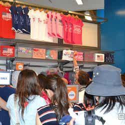 大混雑の店内風景