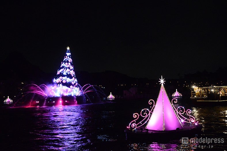 「カラー・オブ・クリスマス」色とりどりに変化