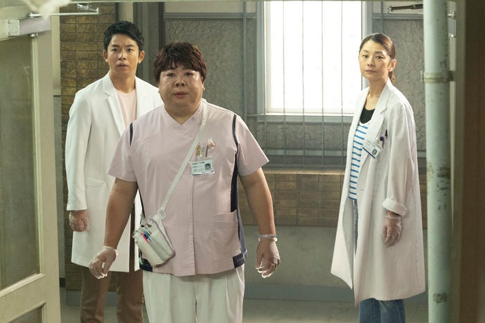 仲野太賀、塚地武雅、小池栄子「新宿野戦病院」第8話より(C)フジテレビ