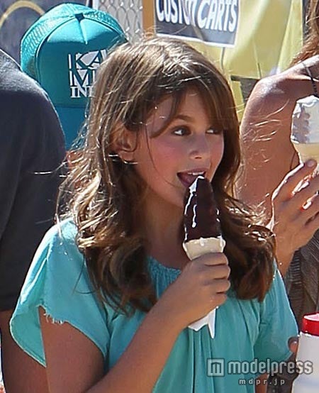 シンディ・クロフォードの美しすぎる娘、カイアちゃんがついにステージデビュー！