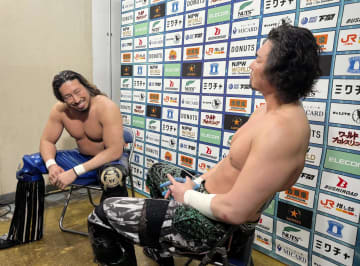 「暴力なしで」乱闘直後に異例、2.11王座戦の辻陽太とジェイク・リーが膝つけ合わせ会談「誰の道化師？ブシロード？」「鋭い」辻が自軍勧誘も「全日本時代から好きだった」