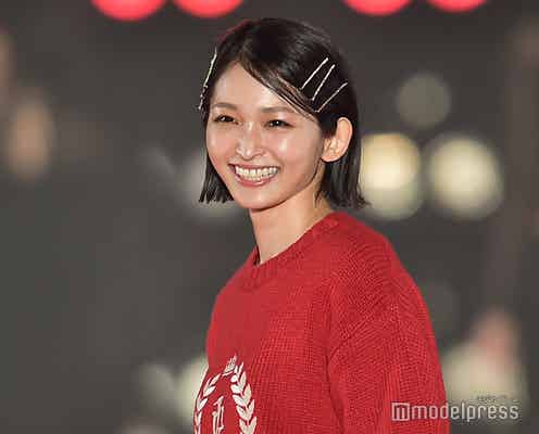 岡本玲、赤×黒の甘辛コーデ披露 笑顔弾けるランウェイで観客魅了<関西コレクション 2023 A/W>