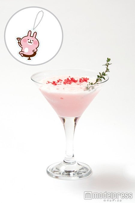 「いちごスムージーで夢心地。
オリジナルうさぎカクテルで君の瞳に乾杯…～アクリルキーホルダーつき～」￥980（税抜）（C）kanahei／TXCOM
