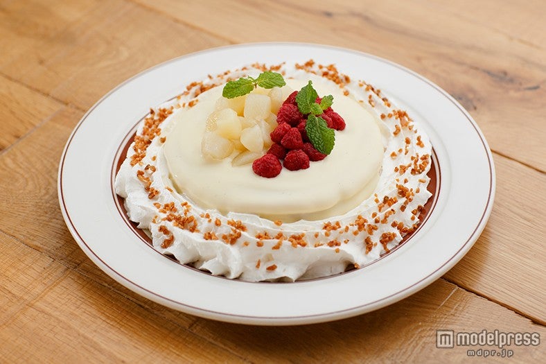 オープン記念の期間限定パンケーキ「洋梨とラズベリーのパンケーキ」¥1，650（税込）／画像提供：EGGS’N THINGS JAPAN