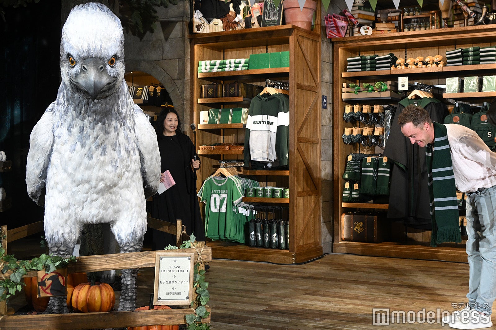 バックビークに丁寧に挨拶をする“マルフォイ”トム・フェルトン（C）モデルプレス