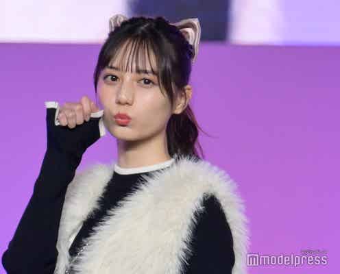 日向坂46小坂菜緒、ミニ丈ボトムスで美脚輝く “猫ポーズ”で会場虜に<Seventeen夏の学園祭2023>