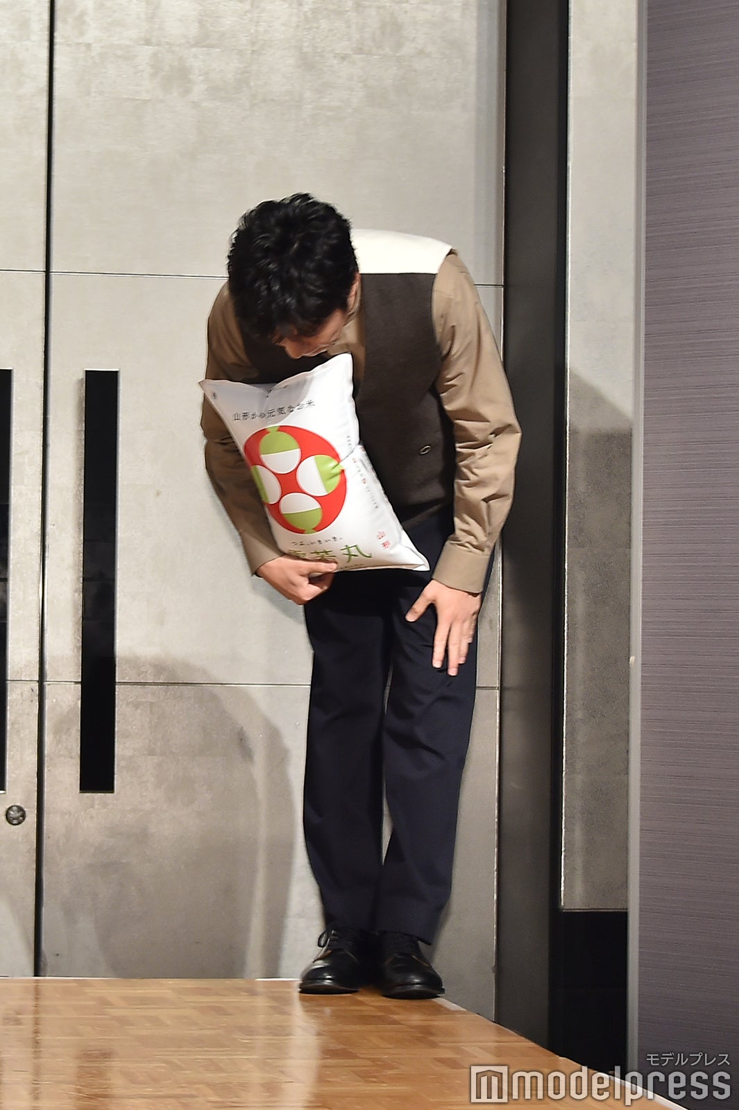 米俵のバルーンを大事に抱えながら降壇する田中圭（C）モデルプレス