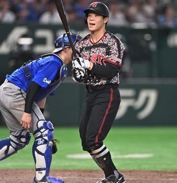 巨人がまさか 八回無死二、三塁の逆転機で痛恨の無得点 最後は代打・坂本勇人が空振り三振で天を仰ぐ