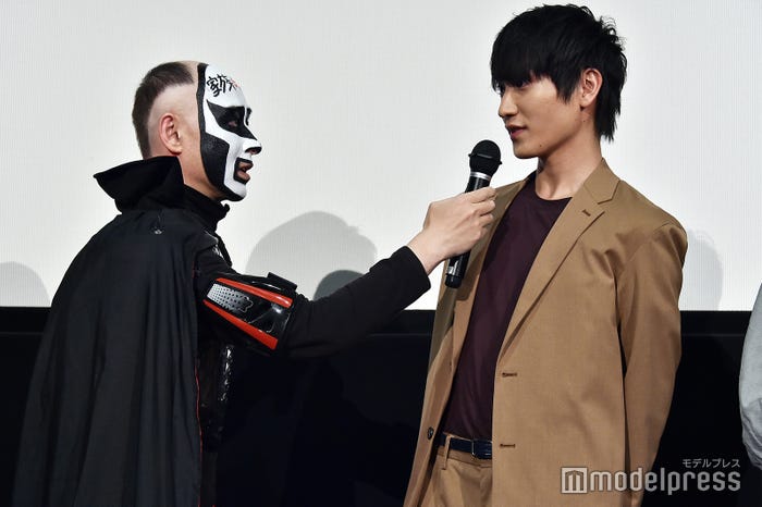 マイクをシェアしていた鉄拳と金子大地 (C)モデルプレス