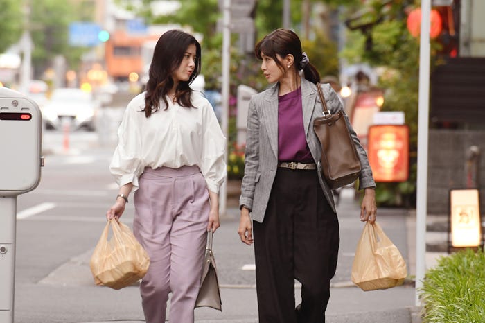 吉高由里子、内田有紀/「わたし、定時で帰ります。」より(C)TBS