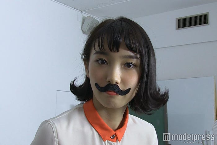 飯豊まりえ)/新CMメイキングより