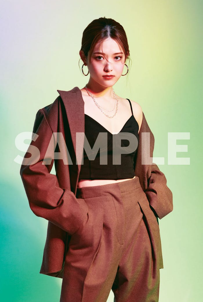 「松村沙友理 カレンダー2022 壁掛け」グリーティングカード(提供写真)