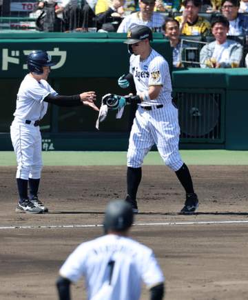 阪神 佐藤輝明の初回申告敬遠に甲子園がどよめく 直近3年は一度もなし 好機拡大も5番起用の前川が見逃し三振