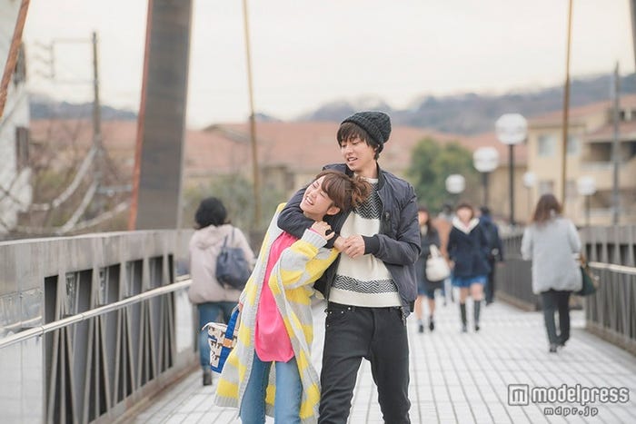 (左から)桐谷美玲、山崎賢人(C)2015 映画「ヒロイン失格」製作委員会