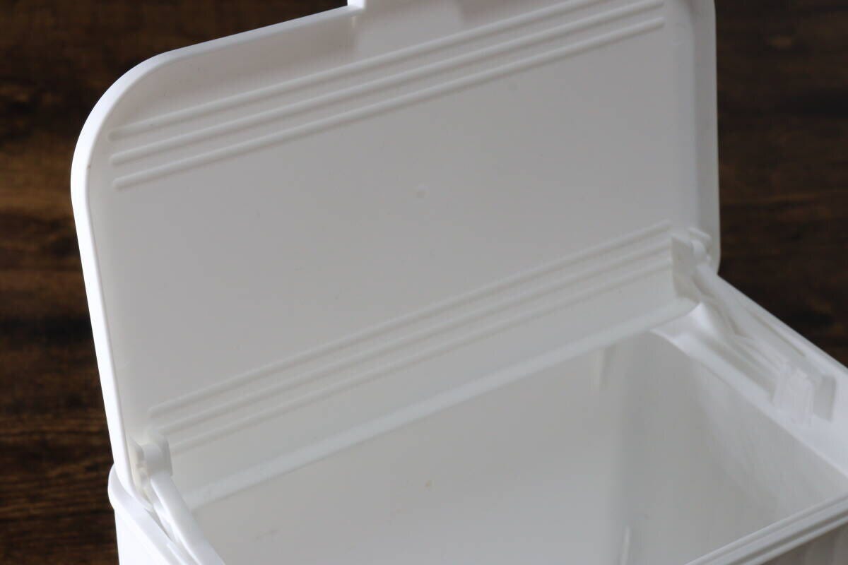 扉や引き出しに掛けられるフタ付ゴミ箱 上開き 扉や引き出しに掛けられるフタ付ゴミ箱 上開き