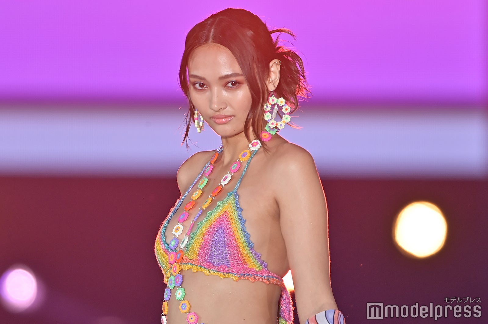 驚異の10頭身”香川沙耶、美ボディ大胆披露 抜群プロポーションで