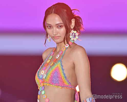 “驚異の10頭身”香川沙耶、美ボディ大胆披露 抜群プロポーションで魅了<GirlsAward 2022 S/S>