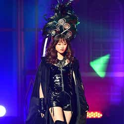 モデルプレス - 宮城舞、“絶対領域”あらわなSEXYスタイルで魅惑の眼差し