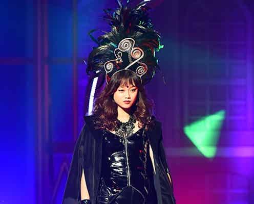 宮城舞、“絶対領域”あらわなSEXYスタイルで魅惑の眼差し