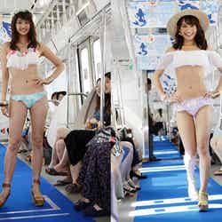 電車内で水着ショーを行った（左から）松元絵里花、武田あやな