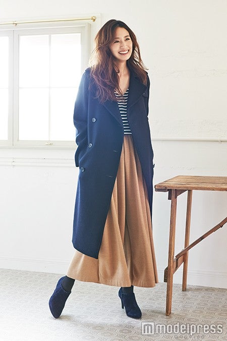 ブーティと合わせたスカートガウチョを着こなした東原亜希（画像提供：セブン＆アイ出版）