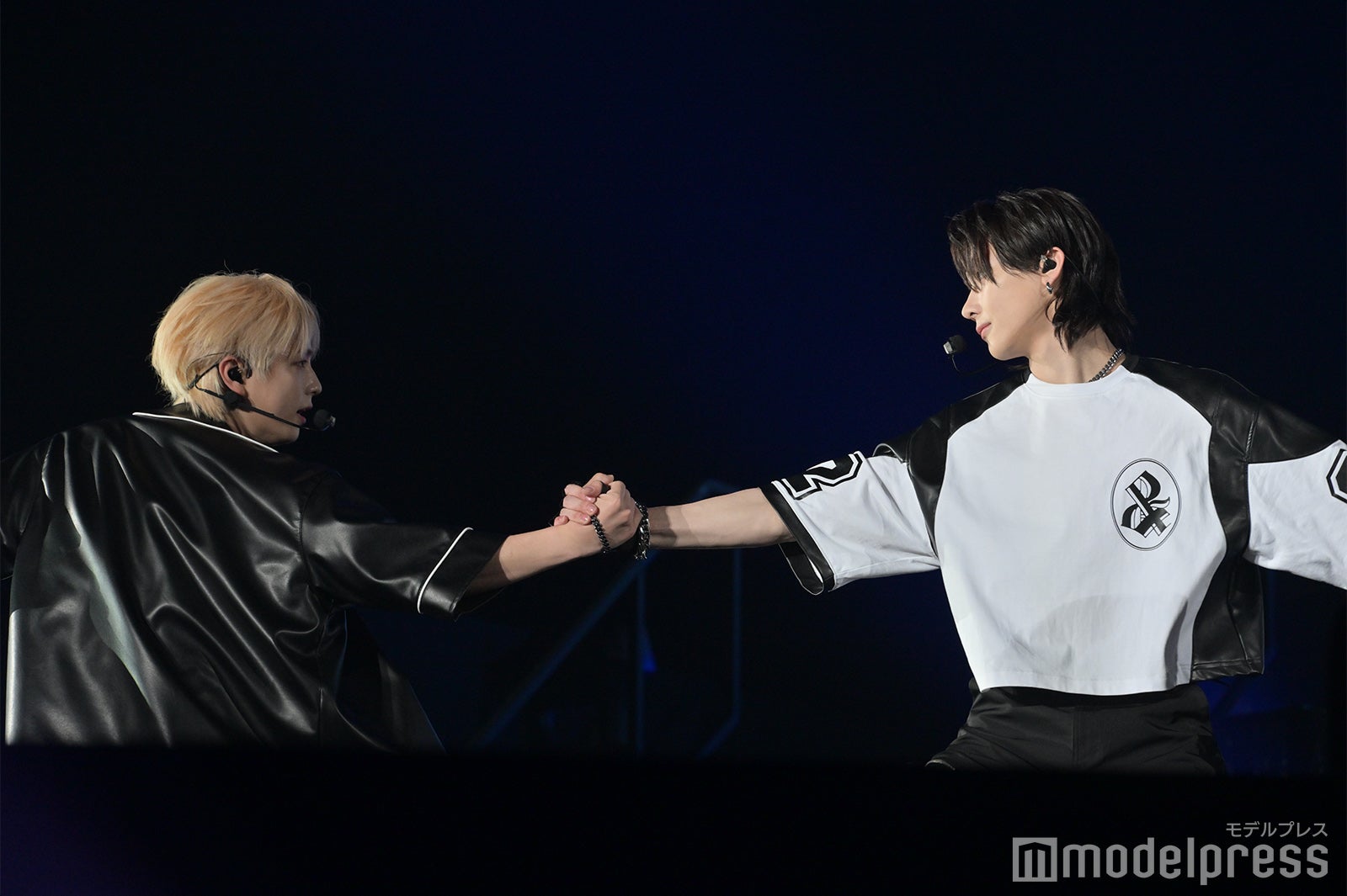 しっかりと手を取り合うTAKI、NICHOLAS「BEAT AX」&TEAM（C）モデルプレス