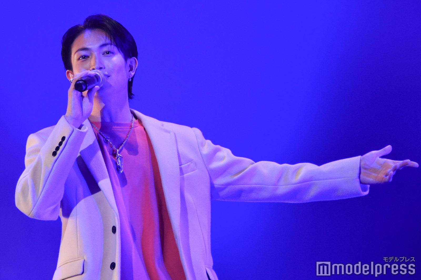 8LOOM楽曲をパフォーマンスする綱啓永「ホミパリ Twenty-2 Birthday Zepp Tour」（C）モデルプレス